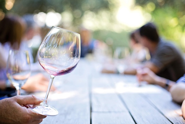 Comment tenir un verre à Vin